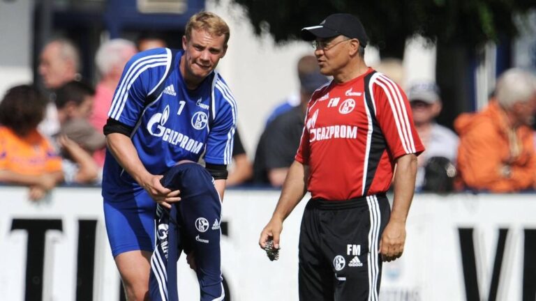 Manuel Neuer im Trikot des FC Bayern München steht fokussiert im Torwart-Strafraum