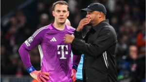 Torhüter Manuel Neuer vom FC Bayern München schaut fokussiert über das Spielfeld