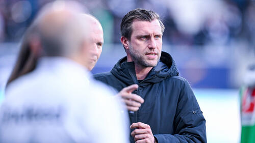 Markus Krösche von Eintracht Frankfurt spricht ernst in ein Mikrofon