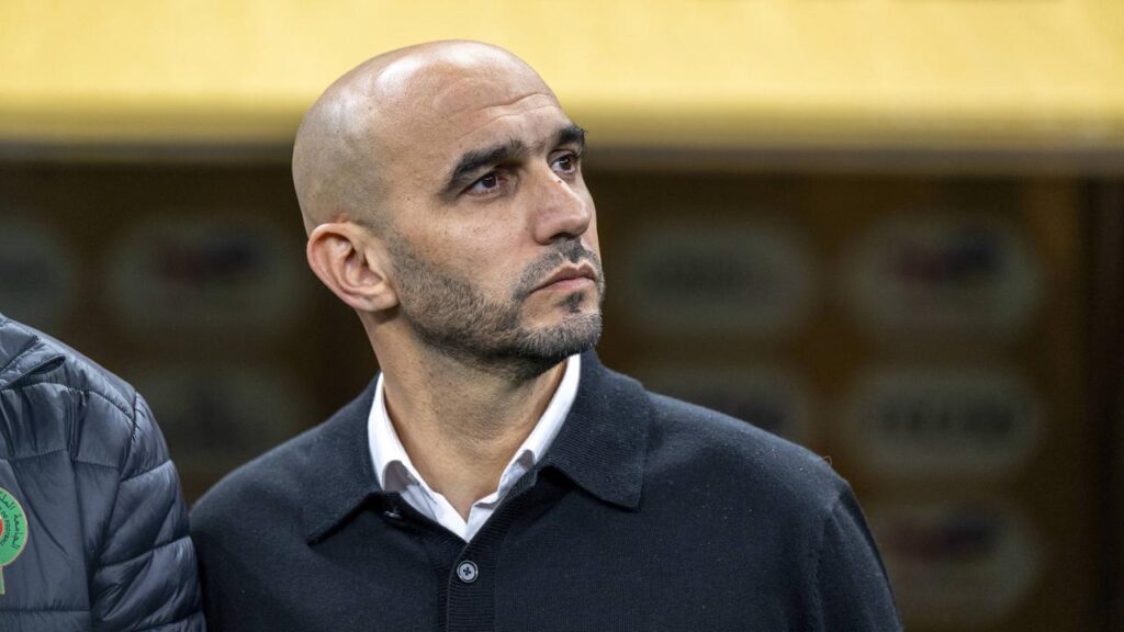 Mohamed Ouahbi und Walid Regragui in einer Montage vor der marokkanischen Flagge und einem Fussball