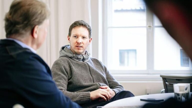 Julian Nagelsmann gestikulierend am Spielfeldrand während eines Trainings der deutschen Nationalmannschaft