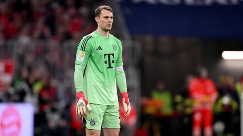 Manuel Neuer im Torwarttrikot des FC Bayern München mit nachdenklichem Gesichtsausdruck