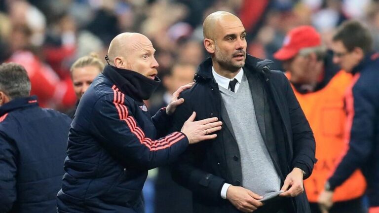 Ein nachdenklich blickender Pep Guardiola am Spielfeldrand von Manchester City