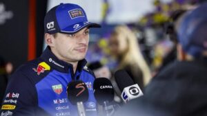 Max Verstappen im Red-Bull-Rennanzug mit ernstem und frustriertem Blick im Fahrerlager