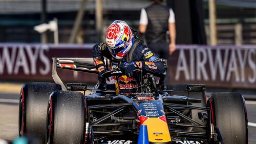 Ein sichtlich frustrierter Max Verstappen im Fahrerlager neben seinem Red Bull