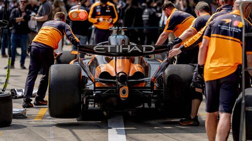 Die McLaren-Fahrer Lando Norris und Oscar Piastri stehen sichtlich enttäuscht in der Boxengasse