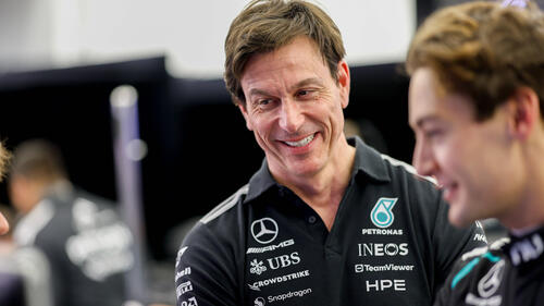Mercedes-Teamchef Toto Wolff jubelt an der Rennstrecke über den Formel-1-Doppelsieg beim Großen Preis von Australien