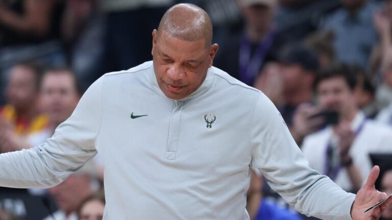 Doc Rivers gestikuliert nachdenklich am Spielfeldrand bei einem Spiel der Milwaukee Bucks in der NBA