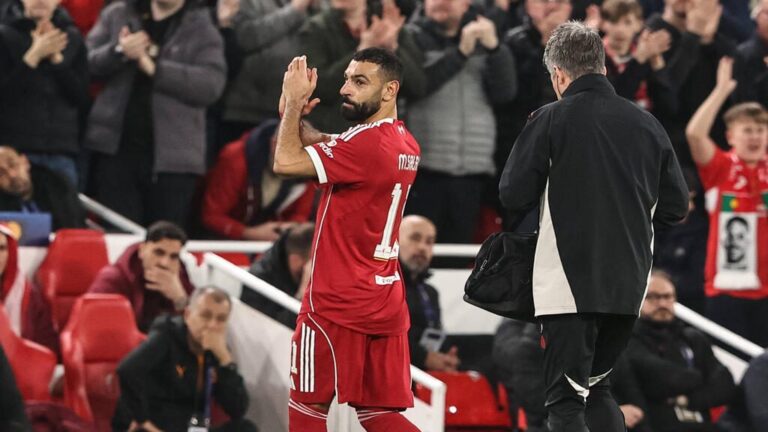 Mohamed Salah im Trikot des FC Liverpool klatscht wehmütig in Richtung der Fans auf der Tribüne