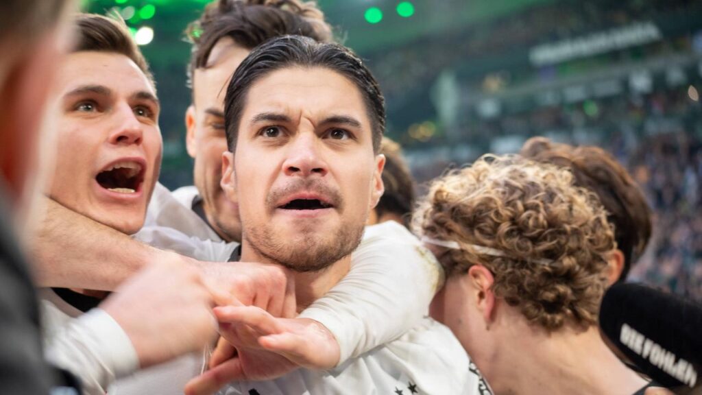 Kevin Diks jubelt mit seinen Mannschaftskollegen von Borussia Mönchengladbach nach dem späten Siegtreffer gegen Union Berlin