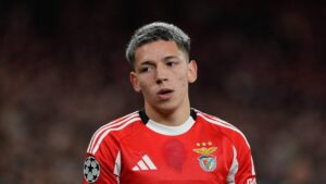 José Mourinho mit ernstem Gesichtsausdruck an der Seitenlinie bei einem Spiel von Benfica Lissabon