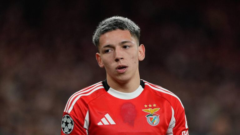 José Mourinho mit ernstem Gesichtsausdruck an der Seitenlinie bei einem Spiel von Benfica Lissabon