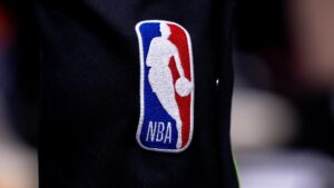 Ein offizieller NBA-Basketball vor der Silhouette der Städte Seattle und Las Vegas