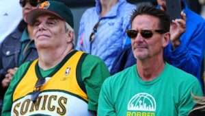 Ein offizieller Spielball der NBA liegt auf dem Hallenparkett im Scheinwerferlicht