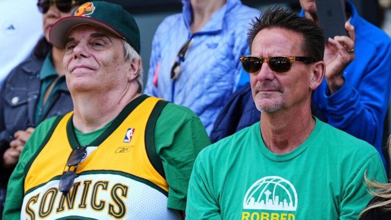 Ein offizieller Spielball der NBA liegt auf dem Hallenparkett im Scheinwerferlicht