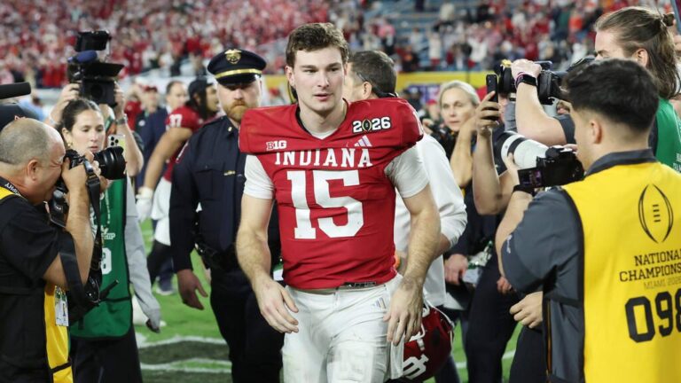 Quarterback Fernando Mendoza im Trikot der Indiana Hoosiers beim Wurf eines Footballs auf dem Feld