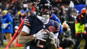 DJ Moore im Trikot der Chicago Bears beim Lauf mit dem Football