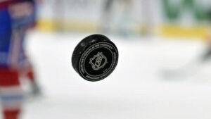 NHL-Stars in ihren Nationaltrikots beim Eishockey-Länderspiel auf dem Eis