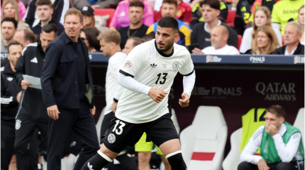 Bundestrainer Julian Nagelsmann spricht gestikulierend auf der Pressekonferenz zur DFB-Kaderbekanntgabe