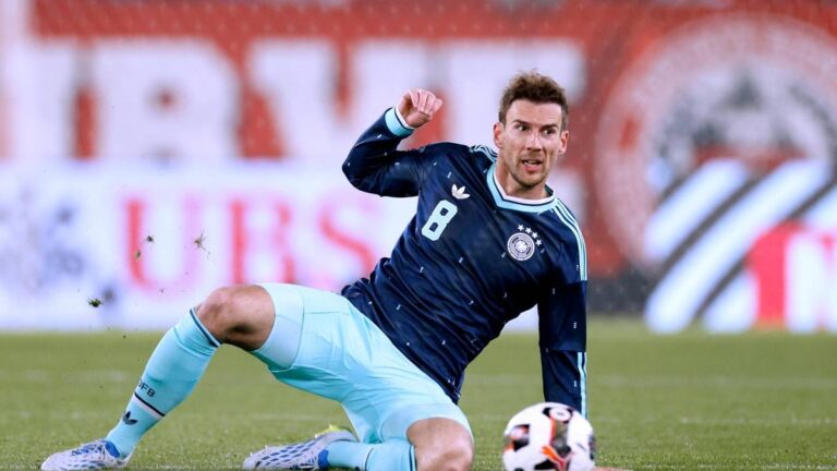 Leon Goretzka im Trikot der deutschen Nationalmannschaft im Gespräch mit Bundestrainer Nagelsmann