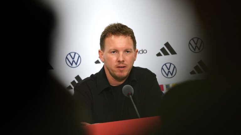 Bundestrainer Julian Nagelsmann steht nachdenklich an der Seitenlinie der deutschen Nationalmannschaft.