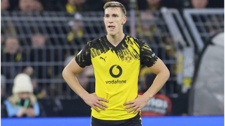 Nico Schlotterbeck im Trikot von Borussia Dortmund blickt nachdenklich auf das Spielfeld