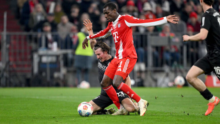 Nicolas Jackson vom FC Bayern München jubelt nach seinem Tor gegen Mönchengladbach