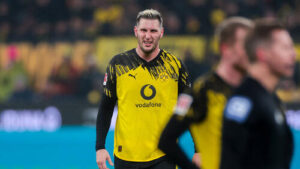 Niklas Süle im Trikot von Borussia Dortmund auf dem Spielfeld