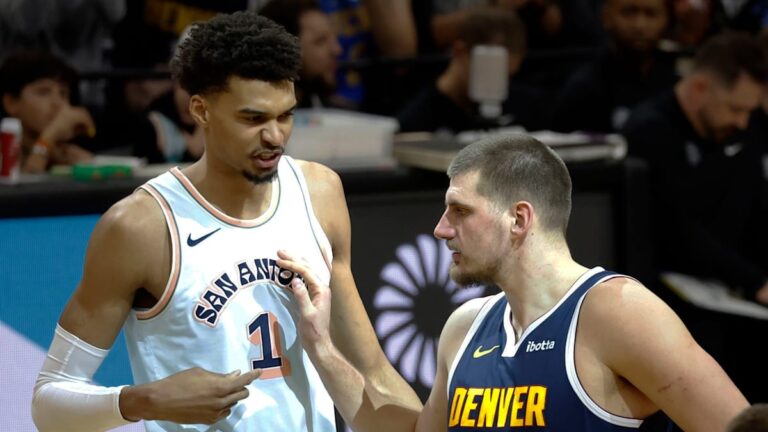 Nikola Jokic im Trikot der Denver Nuggets blickt konzentriert auf das NBA-Spielfeld