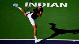 Novak Djokovic konzentriert beim Schlag während des Tennis-Matches in Indian Wells