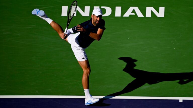 Novak Djokovic konzentriert beim Schlag während des Tennis-Matches in Indian Wells