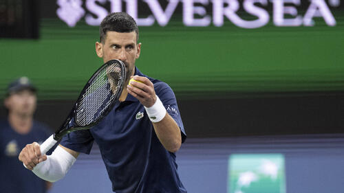Novak Djokovic mit schmerzverzerrtem Gesicht und Kompressionsmanschette beim Aufschlag