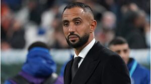 Medhi Benatia, Sportdirektor von Olympique Marseille, blickt nachdenklich am Spielfeldrand