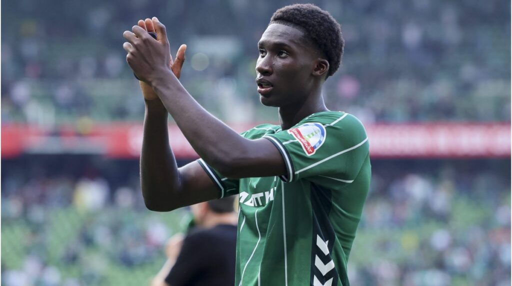 Karim Coulibaly im Trikot von Werder Bremen fokussiert auf dem Spielfeld