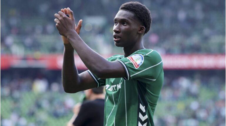 Karim Coulibaly im Trikot von Werder Bremen fokussiert auf dem Spielfeld