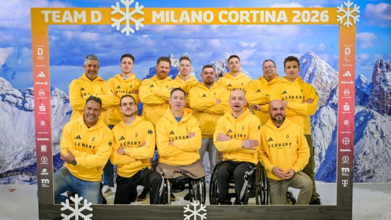 Deutsche Para-Eishockey-Nationalspieler in voller Ausrüstung auf dem Eis