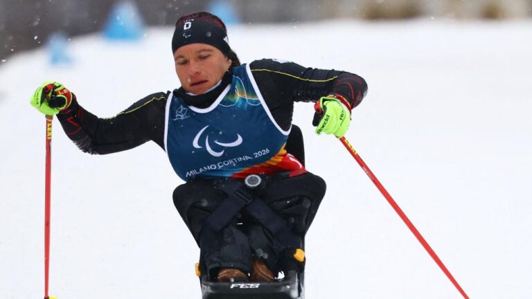 Langläuferin Anja Wicker in Aktion auf der aufgeweichten Schneestrecke
