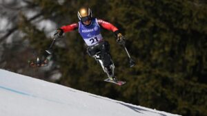 Anna-Lena Forster im Monoski auf der Piste in Cortina d'Ampezzo während der Paralympischen Spiele