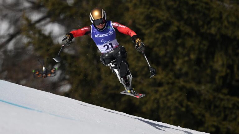 Anna-Lena Forster im Monoski auf der Piste in Cortina d'Ampezzo während der Paralympischen Spiele