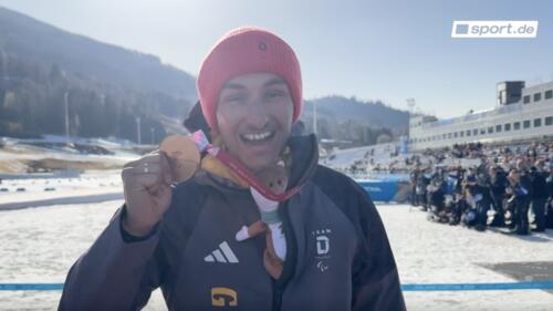 Die deutschen Biathleten Anja Wicker, Marco Maier und Leonie Walter feiern ihre Bronze-Medaillen bei den Paralympics