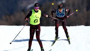 Johanna Recktenwald und Begleitläuferin Emily Weiss auf der Biathlon-Strecke