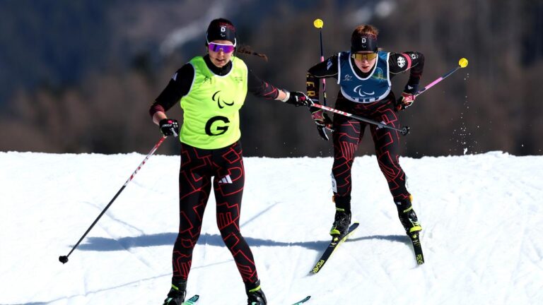 Johanna Recktenwald und Begleitläuferin Emily Weiss auf der Biathlon-Strecke