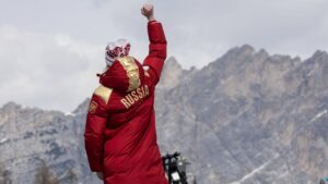 Deutsche Langläuferin Linn Kazmaier protestiert bei der Paralympics-Siegerehrung leise gegen die russische Hymne