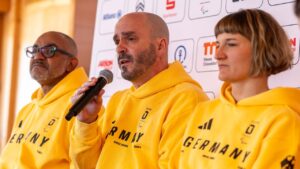 Paralympische Fahnenträger Anna-Lena Forster und Jörg Wedde symbolisch im Videoclip