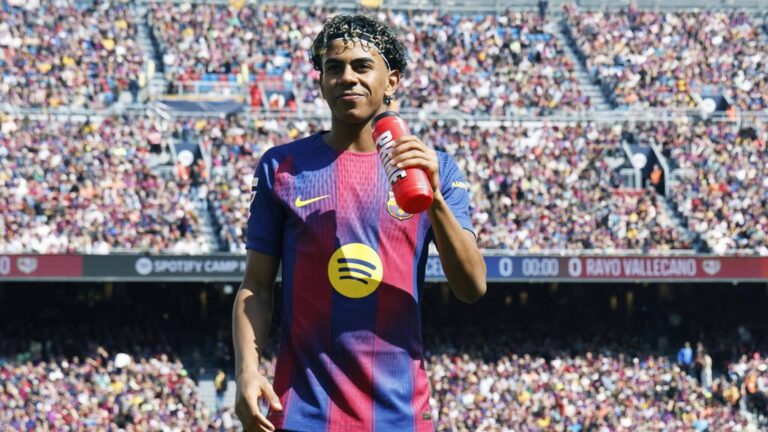 Lamine Yamal im Trikot des FC Barcelona beim Dribbling auf dem Spielfeld