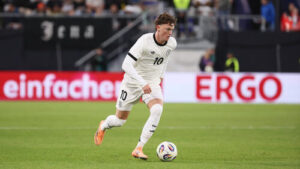 Paul Wanner im Trikot der PSV Eindhoven am Ball