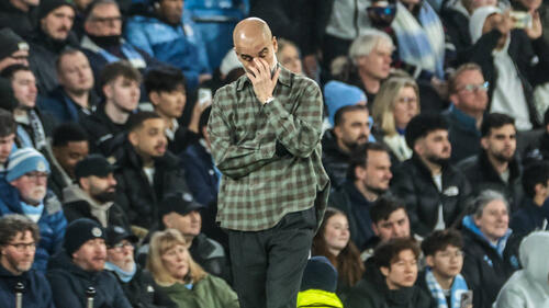 Pep Guardiola von Manchester City blickt nachdenklich an der Seitenlinie auf das Spielfeld.