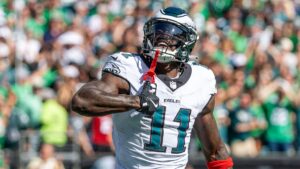 A.J. Brown im Trikot der Philadelphia Eagles läuft mit dem Ball über das Feld