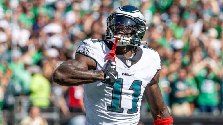 A.J. Brown im Trikot der Philadelphia Eagles läuft mit dem Ball über das Feld