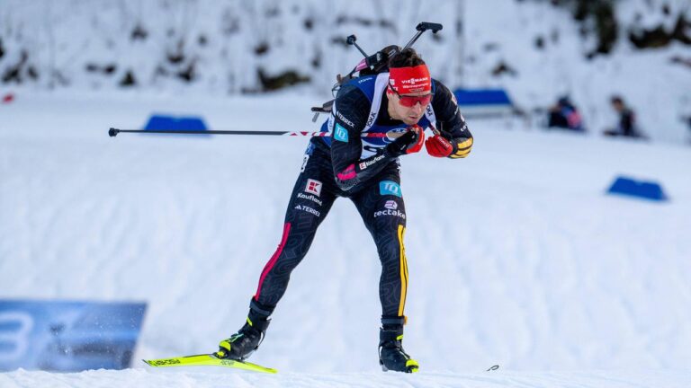 Biathlet Philipp Nawrath jubelt nach einem fehlerfreien Schießen beim Sprint-Weltcup im regnerischen Otepää